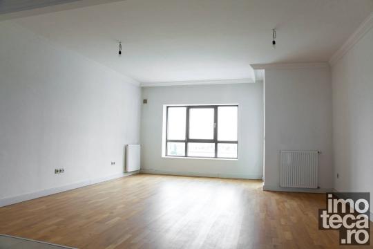 Apartment with lake view